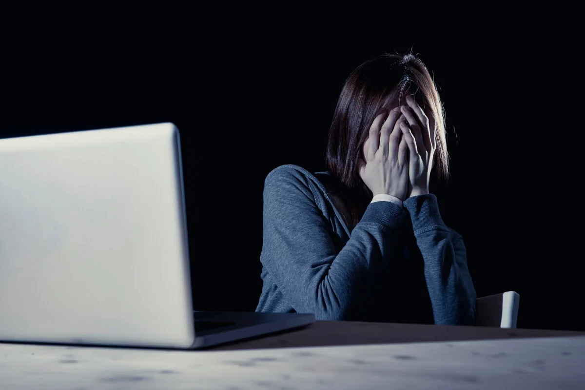 Image illustrant une personne victime de cyberharcèlement